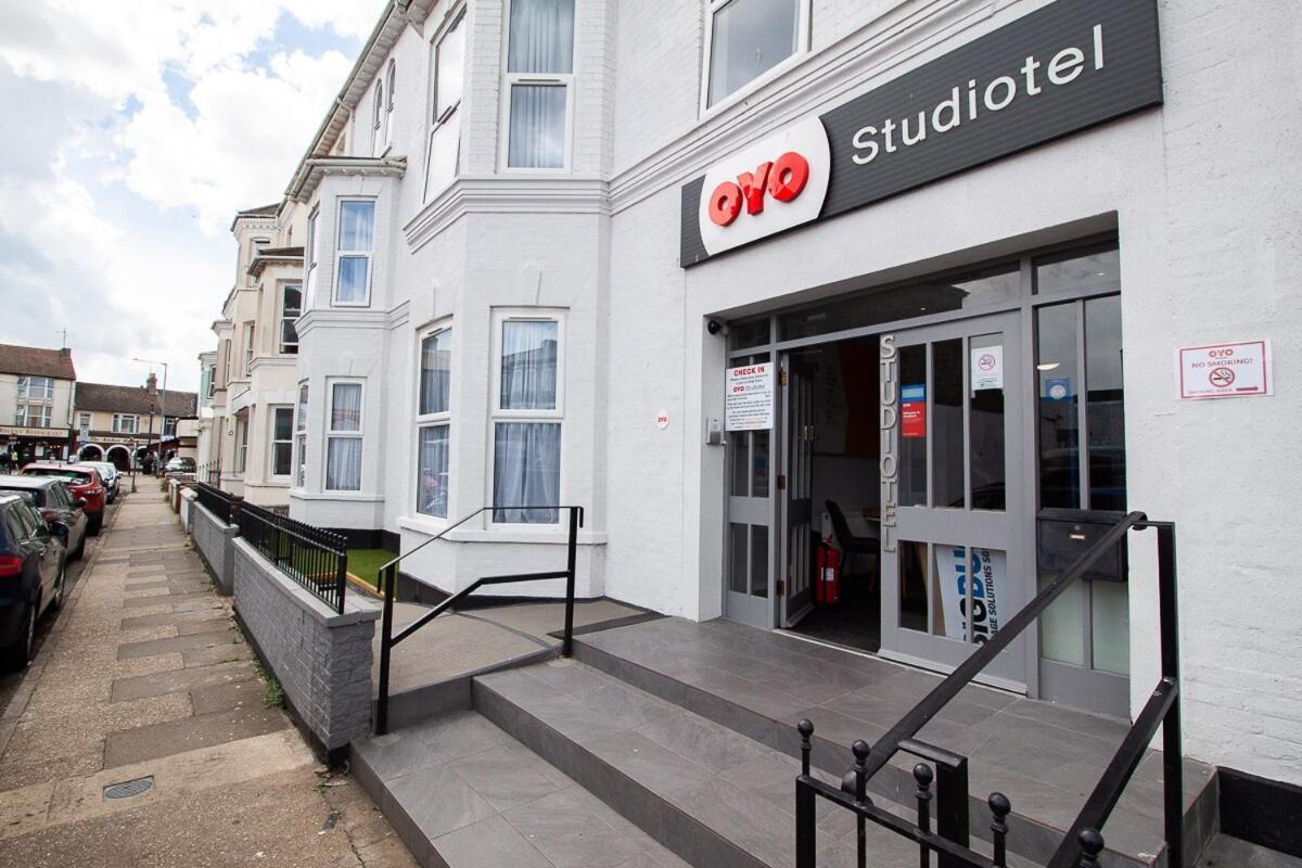 Oyo Studiotel Gy - Modern Hotel Apartments Great Yarmouth Bagian luar foto