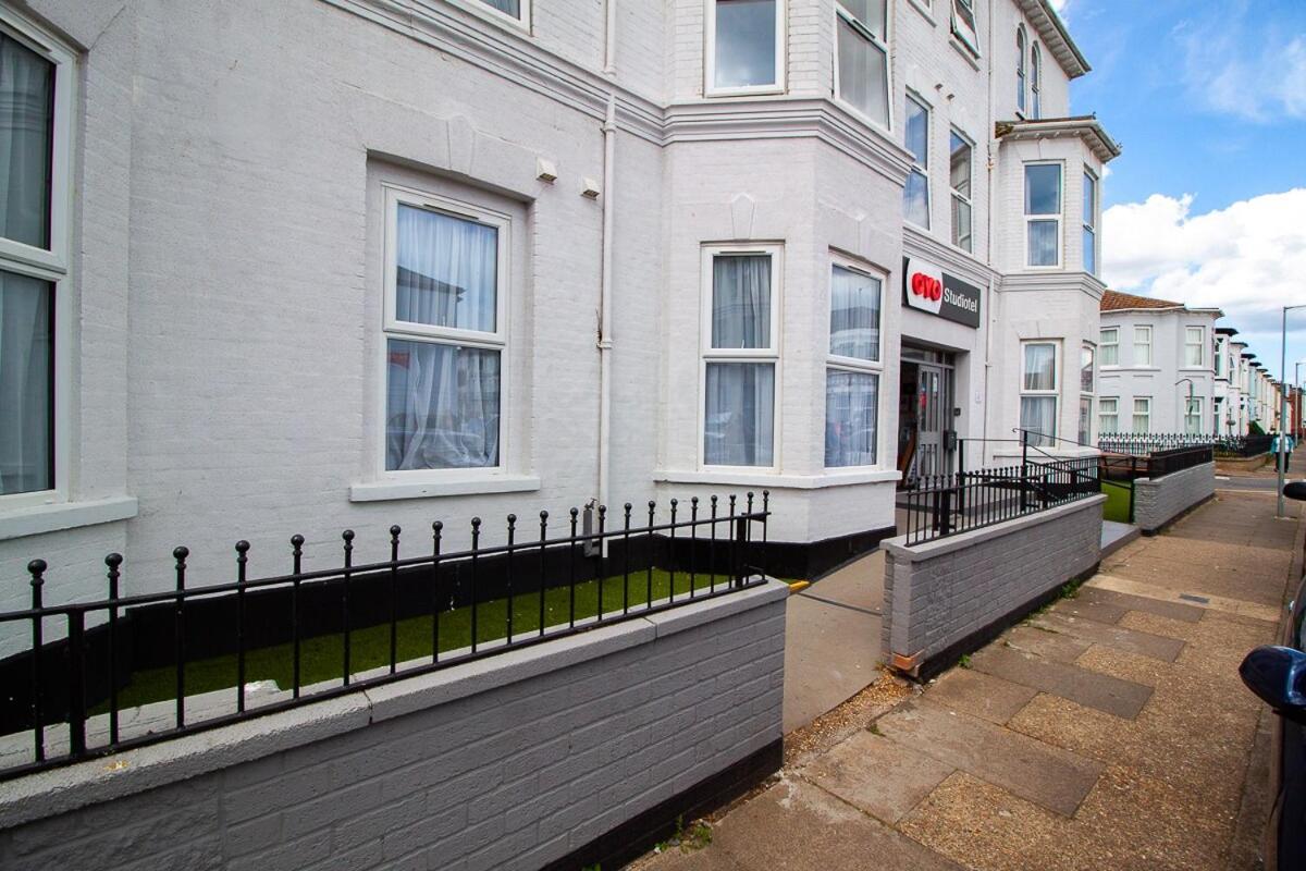 Oyo Studiotel Gy - Modern Hotel Apartments Great Yarmouth Bagian luar foto