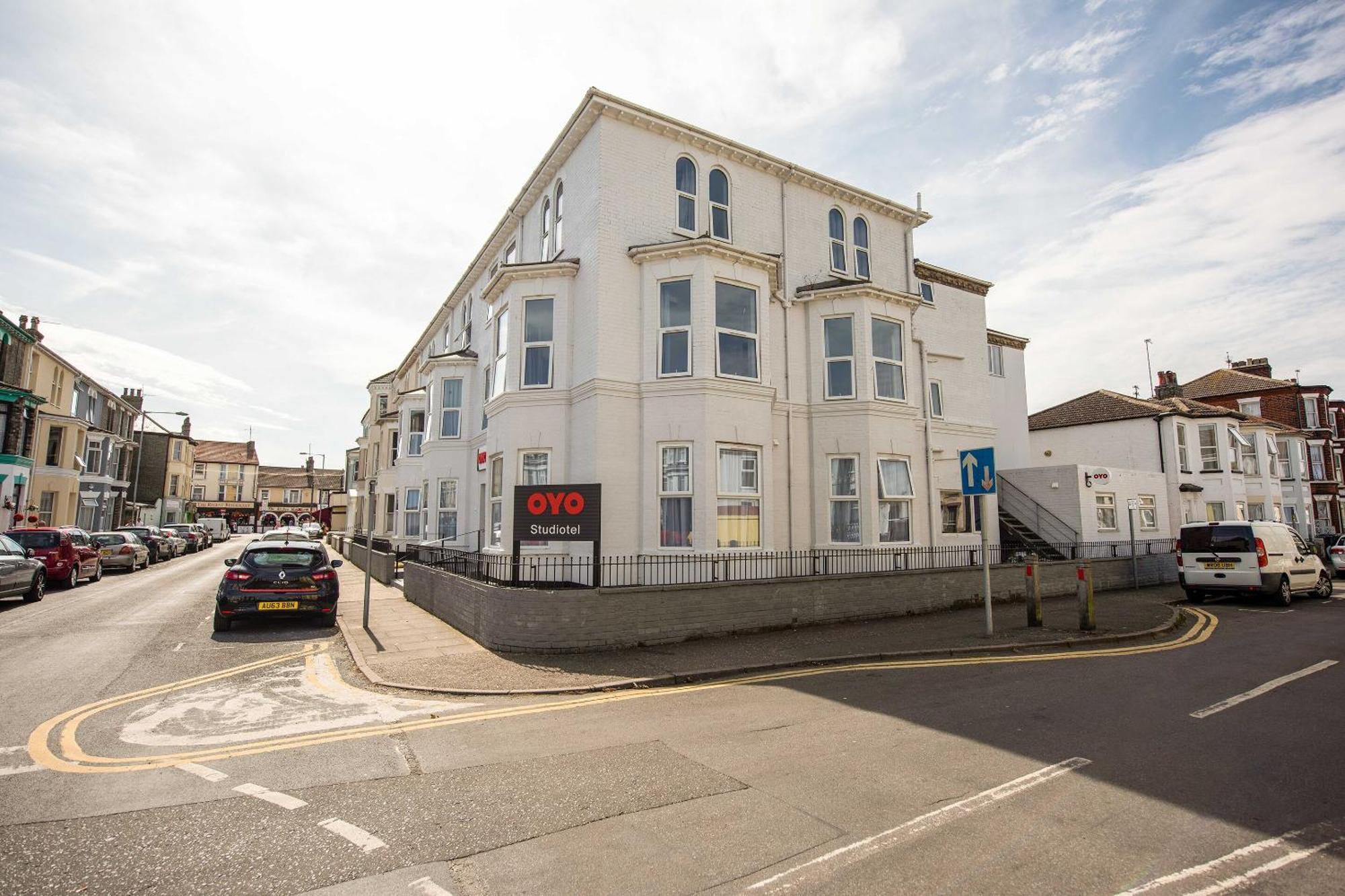 Oyo Studiotel Gy - Modern Hotel Apartments Great Yarmouth Bagian luar foto